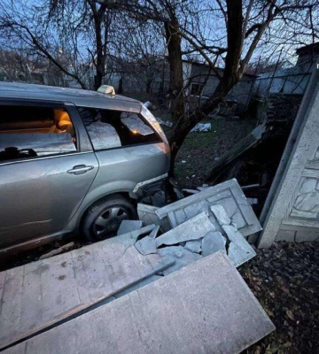 У Дніпрі нетверезий водій розтрощив огорожу приватного будинку (ФОТО)