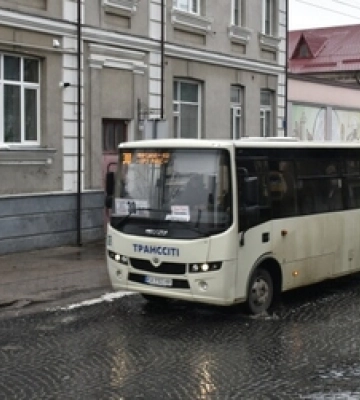 Вулицями Луцька почали курсувати нові низькопідлогові автобуси