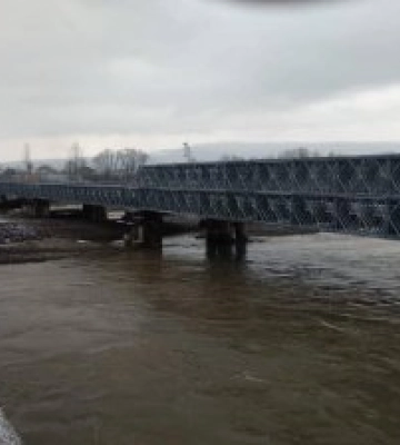 Міст у Тересві відкрито для вантажного транспорту, незважаючи на погодні умови