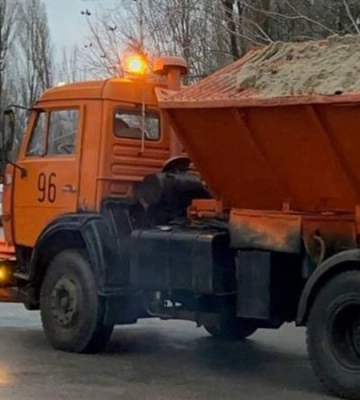 Днепр накрыл мокрый снег: водителей просят не мешать спецтехнике