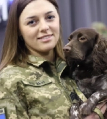 Прикордонниця з Нововолинська, яка повернулася з полону, та її підопічні собаки отримали нагороду у Києві. ФОТО