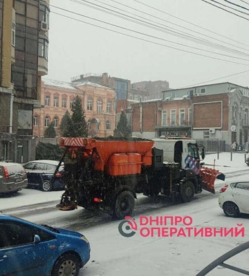 Дніпро засипає снігом: комунальники звернулися до водіїв