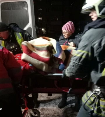 Рятувальники визволили із зачиненої квартири жінку, яка потребувала допомоги лікарів
