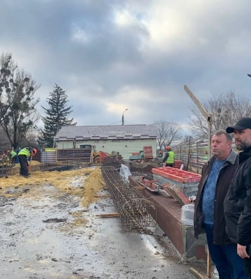 В Ізюмі почали відновлювати міську лікарню, що розбита обстрілами