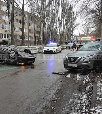 В Кривом Роге из-за ДТП авто перевернулось на крышу
