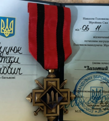 Захисник з Волині отримав почесну нагороду від Залужного. Фото