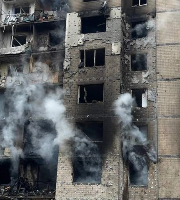 Стены почернели от дыма: фото разрушенного дома на Соломенке после ракетного удара