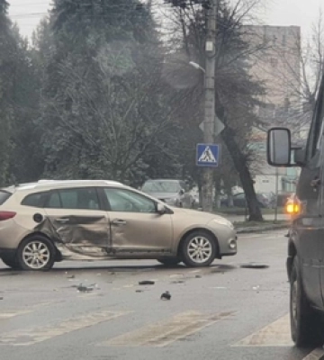 Не надав перевагу: як у Луцьку «рено» порушує ПДР 