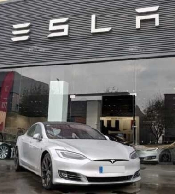 Ракетный обстрел Украины: в Киеве загорелся автосалон Tesla, — СМИ (видео)