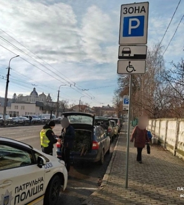 У Луцьку «паркохами» кинули автівки на місцях для осіб з інвалідністю – чекає штраф