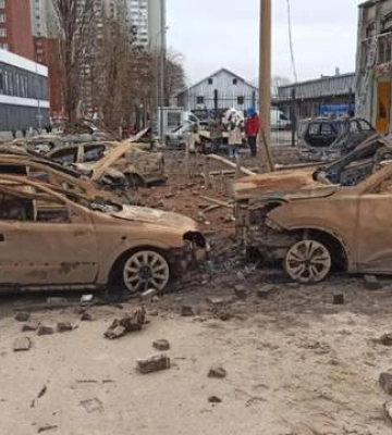 Унаслідок ракетної атаки росіян на Київ пошкоджено великі автосалони. ВIДЕО