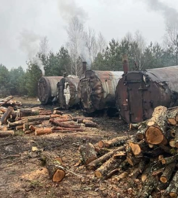 Прикордонники знайшли у лісі на Поліссі підпільне виробництво