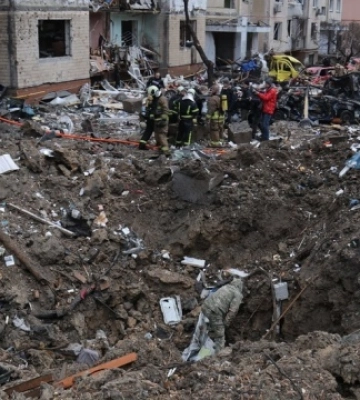 Унаслідок ракетної атаки росіян на Київ пошкоджено великі автосалони. ВIДЕО