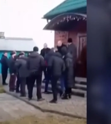 У селі на Волині побилися прихильники УПЦ «МП» та ПЦУ – рознімала поліція (відео)