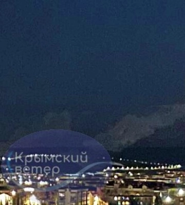 В Севастополе прогремели взрывы. Над городом видны столбы дыма