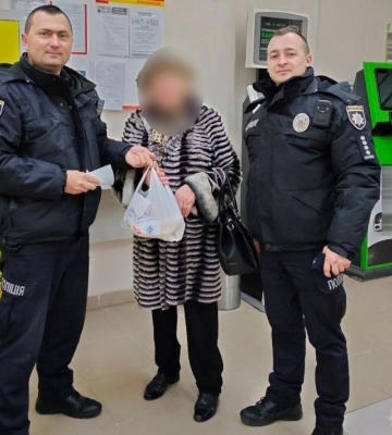 На Рівненщині поліцейські офіцери громади допомогли пенсіонерці повернути втрачений пакет з ліками