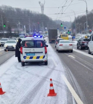 У Києві через ДТП на Міхновського, ускладнений рух транспорту в напрямку мосту Патона