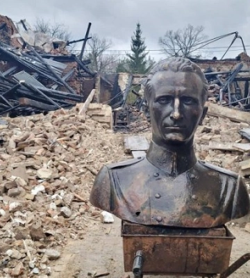 У Львові з-під завалів музею, який знищили росіяни, дістали вціліле бронзове погруддя Шухевича