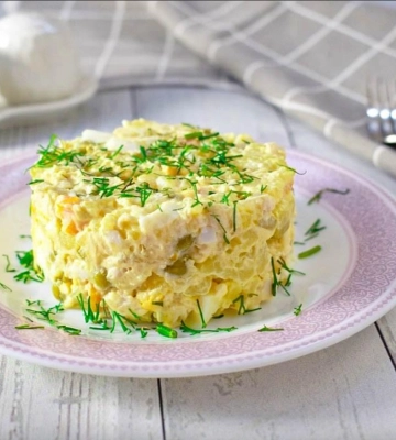 Салат &quot;Днестр&quot; с курицей, яблоками и грецкими орехами: простой и быстрый рецепт
