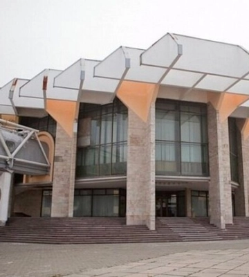 На восстановление роддома: В Днепре театр собирает средства