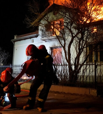 У Львові з-під завалів музею, який знищили росіяни, дістали вціліле бронзове погруддя Шухевича