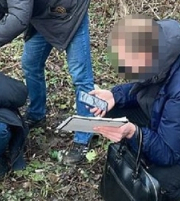 Хотів 5 тисяч доларів: у Луцьку на хабарі зловили правоохоронця (фото, відео)