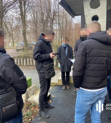 Привласнив півмільйона гривень підозрюваного : ДБР викрило правоохоронця-хабарника