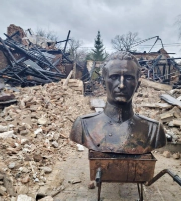 У Львові з-під завалів музею, який знищили росіяни, дістали вціліле бронзове погруддя Шухевича