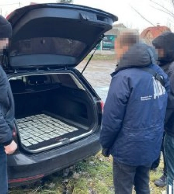 Вимагав $5 тис. у брокерської компанії: подробиці затримання у Луцьку на хабарі правоохоронця