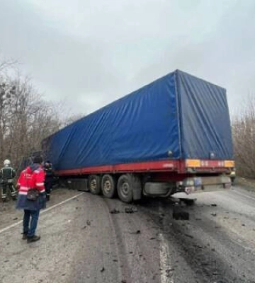 На Кіровоградщині через ДТП з травмованими перекритий рух автодорогою