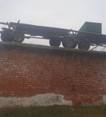 Традиції чи хуліганство: на Волині вози витягли на дах зупинки