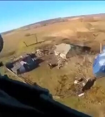 Пілоти вертольота скидають подарунок дівчинці, яка постійно їх вітала на бойових вильотах. ВIДЕО