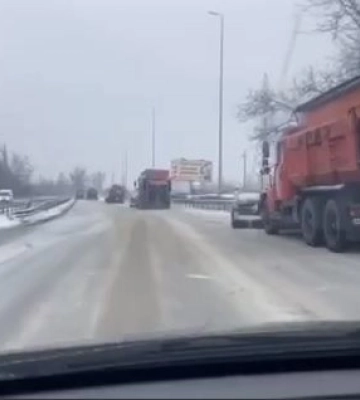 На Київщині дороги від снігу чистять понад 200 одиниць техніки: заторів немає