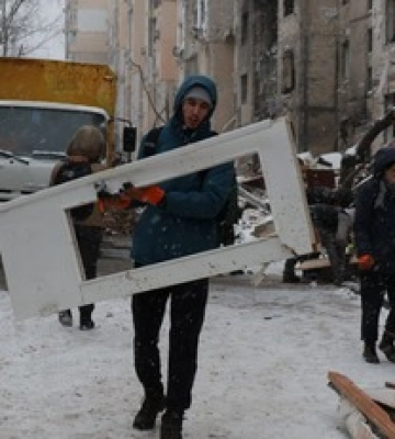 В Киеве устроили масштабный &quot;субботник&quot; возле разбитой многоэтажки: фоторепортаж