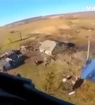 Пілоти вертольота скидають подарунок дівчинці, яка постійно їх вітала на бойових вильотах. ВIДЕО