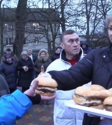 На Волині шведський фуд-блогер приготував підопічним інтернату вагон бургерів. Відео