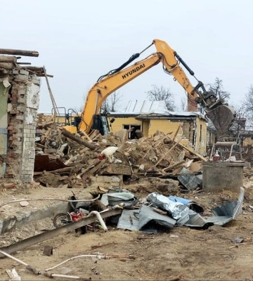 У Смілі перекривають дахи й замінюють вікна в будинках, які пошкодило вибухової хвилею (ФОТО)