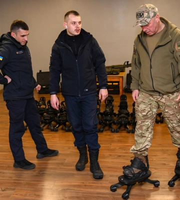 Волонтер з Великої Британії привіз у Рівне «Павуки»  та металошукачі