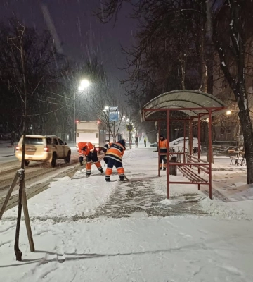 На Київщині дороги від снігу чистять понад 200 одиниць техніки: заторів немає