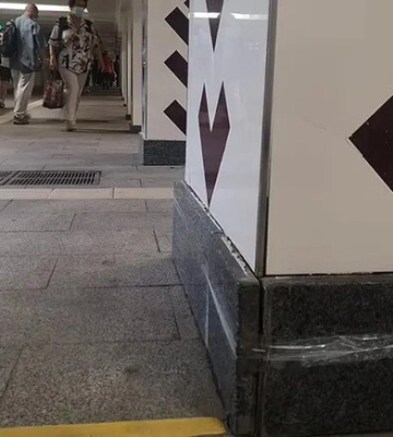 У нещодавно відремонтованому переході на метро Святошин відвалюється плитка