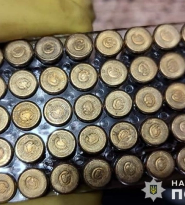 Одесит торгував вінтажною зброєю