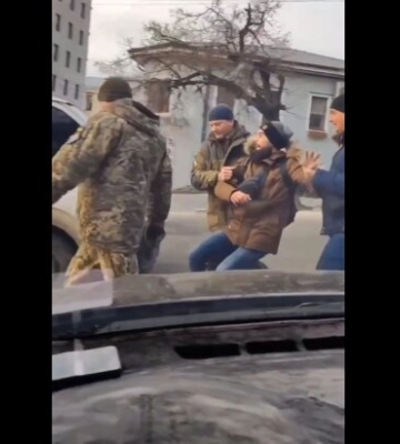 Скрутили и закинули в бус, как животное: появилось видео жесткой работы ТЦК в Харькове
