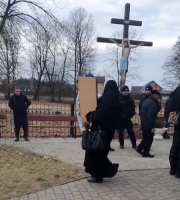 На Волині мати загиблого військового, яка подарувала ікони храму МП, забрала їх після переходу парафії в ПЦУ. Відео