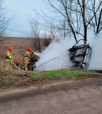 На Дніпропетровщині внаслідок ДТП спалахнув автомобіль, водій якого загинув. ФОТО