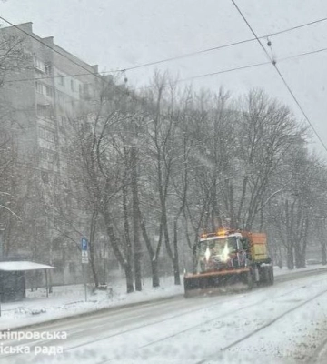 На вулицях Дніпра для ліквідації негоди працюють 119 одиниць спецтехніки