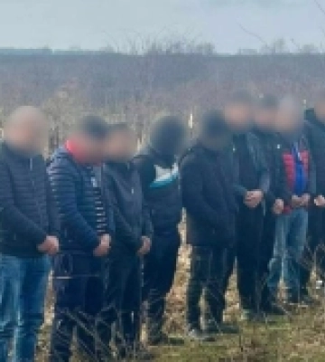 На Берегівщині затримали переправника та 12 військовозобовʼязаних, які намагалися незаконно перетнути держкордон