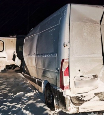 Під Черніговом мікроавтобус в’їхав у бетонні плити на КПП, водій загинув