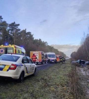 ДТП на Волині: водія з авто діставали рятувальники
