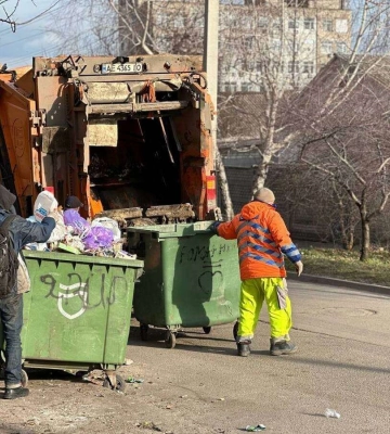 Фронт на передовій та у тилу: як масова мобілізація водіїв сміттєвозів вплинула на вивіз відходів у Дніпрі 