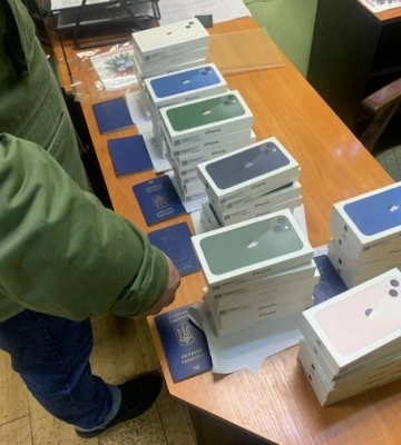 У пункті пропуску на Львівщині у жінок виявили контрабанду телефонів "Apple"